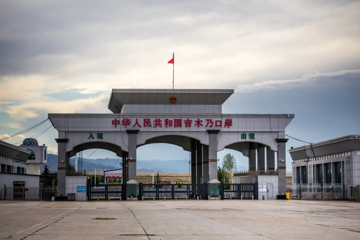 这里保留着新疆最老的国门,如今的新国门建于2007年,国门长32米,宽28