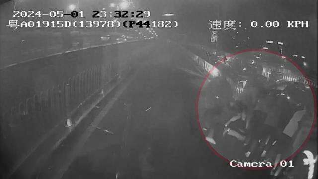广州番禺一男子被压车底，路过公交车司机联合市民抬车救人-2021广州番禺车祸最新消息