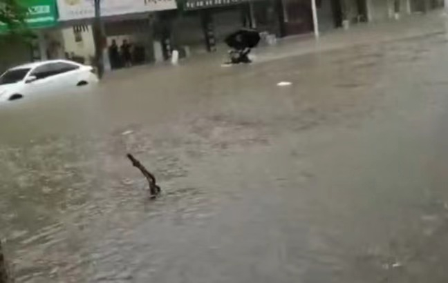 5月10日上午，钦州市区内涝严重。 受访者供图