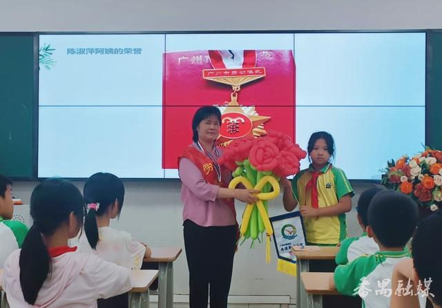 学生给陈淑萍送上锦旗和纪念品活动最后,学生代表为陈淑萍赠送手工