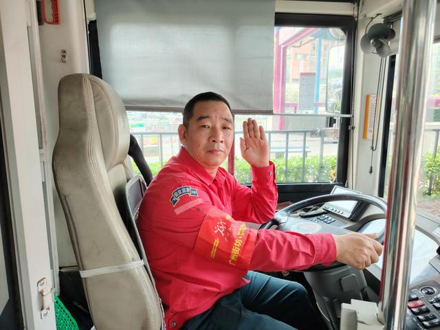 广州番禺一男子被压车底，路过公交车司机联合市民抬车救人-2021广州番禺车祸最新消息