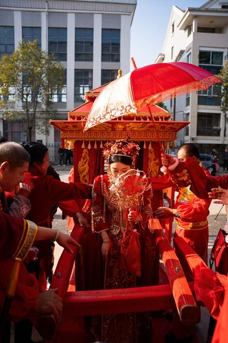 河道古街迎亲忙 古风婚礼正回潮
