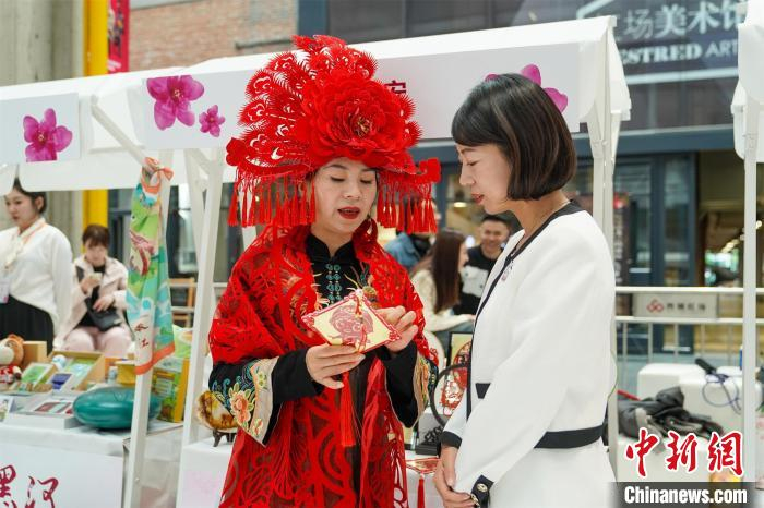 展示"行走的"北安程氏剪纸艺术 赵宇航 摄黑河市委常委,宣传部部长