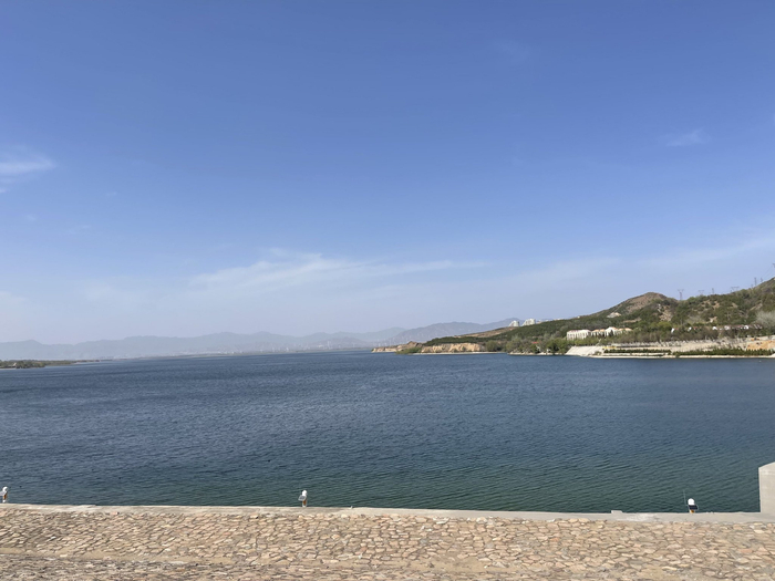 4月17日，水质清澈、微波荡漾的官厅水库。  新京报记者 吴婷婷 摄