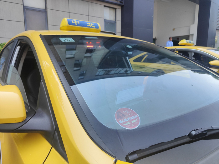 通过在出租车行业的宣传发动,34家巡游出租车企业,27户个体巡游车主