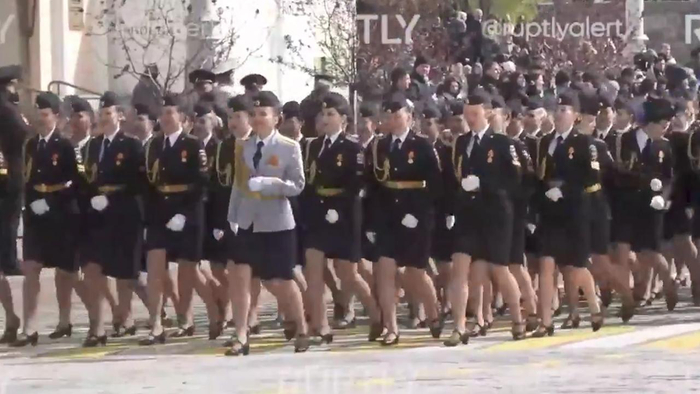 "穿军装的灰姑娘!"俄胜利日阅兵一女兵掉鞋子,单腿跳回方阵继续向前走
