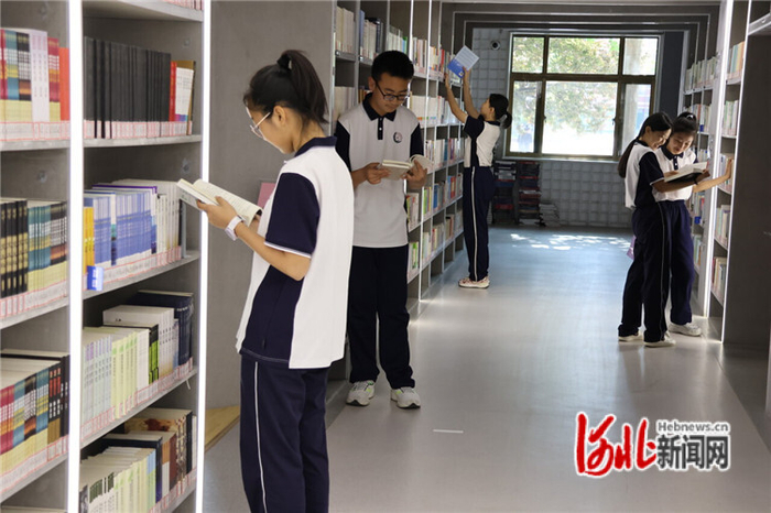 4月28日,中国石油天然气管道局中学学生在学校图书馆阅览图书.