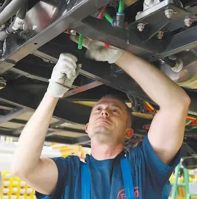 罗姆的比亚迪电动大巴工厂内,工人正在作业 图自人民日报综合bbc"top