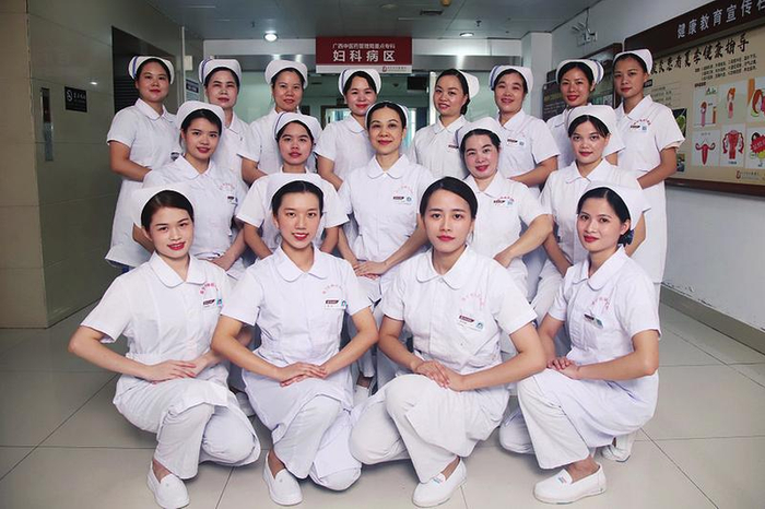 白衣执甲佑生命  医者仁心爱无疆