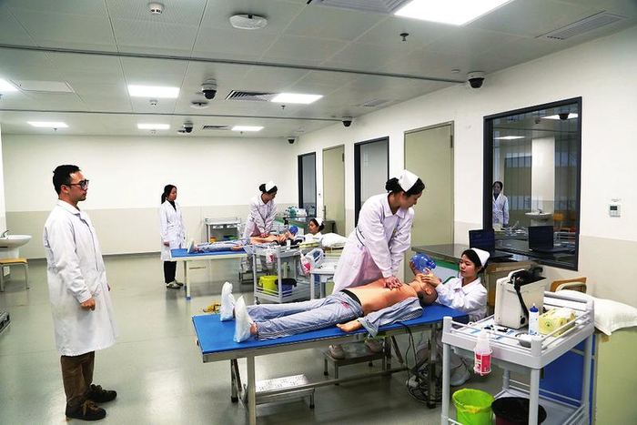 白衣执甲佑生命  医者仁心爱无疆