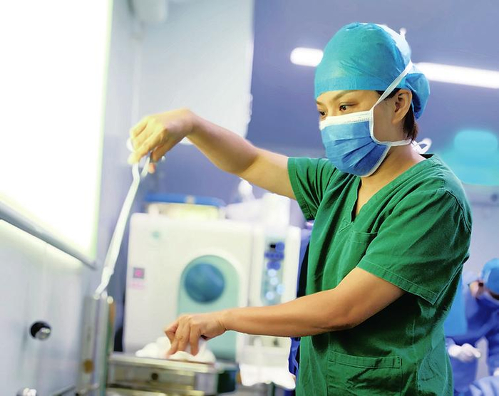 白衣执甲佑生命  医者仁心爱无疆