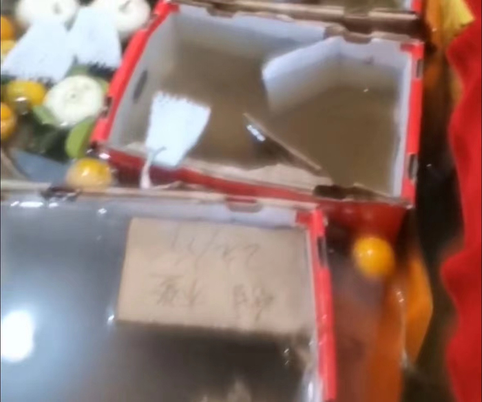 水果被泡在积水里。受访者供图