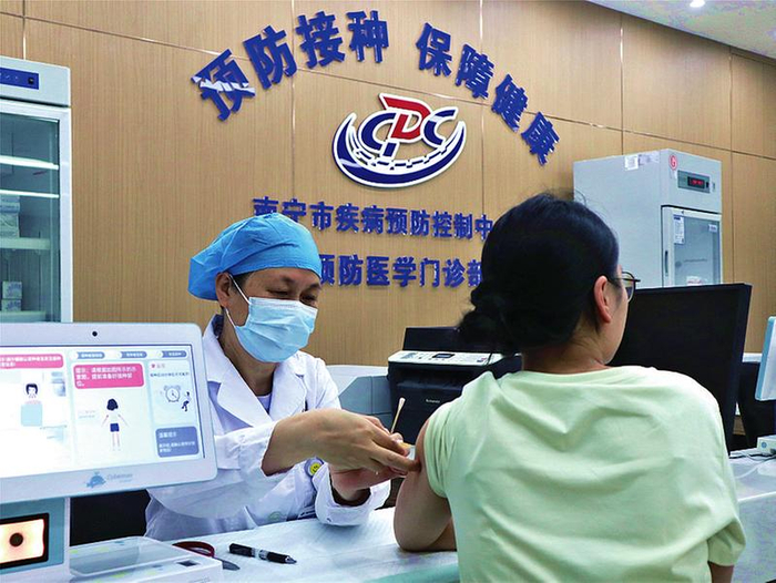 白衣执甲佑生命  医者仁心爱无疆