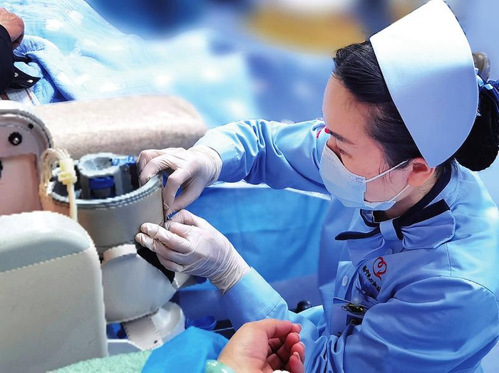 白衣执甲佑生命  医者仁心爱无疆