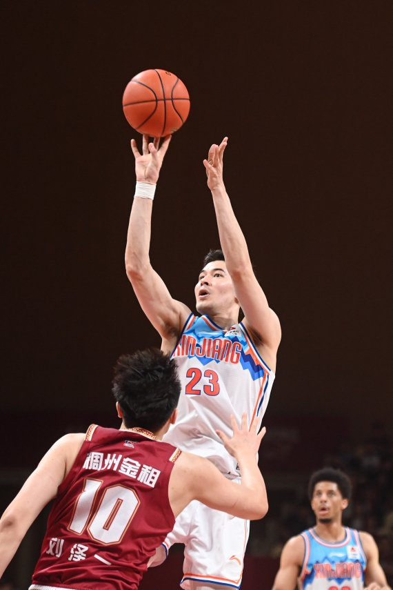 阿不都沙拉木投篮。