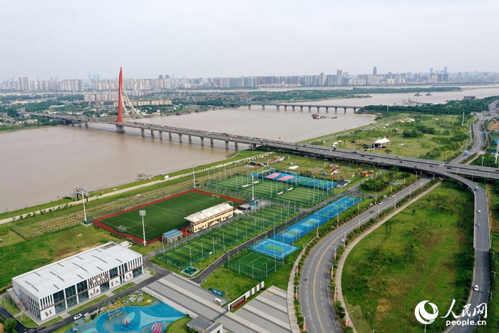 江西省南昌市红谷滩区紧邻赣江的凤凰洲体育公园绿草茵茵