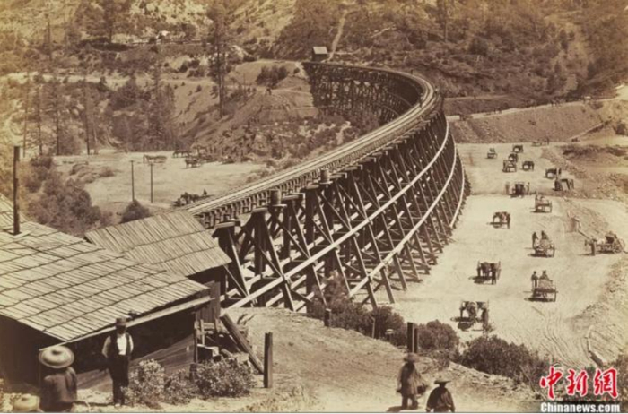 中央太平洋铁路上的栈桥。江门市博物馆供图