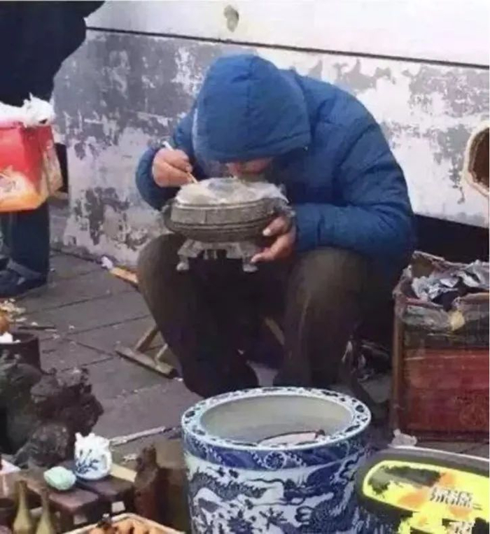 他们忙前忙后逛了一个下午,好不容易在市场角落,找到一个卖正常古董的