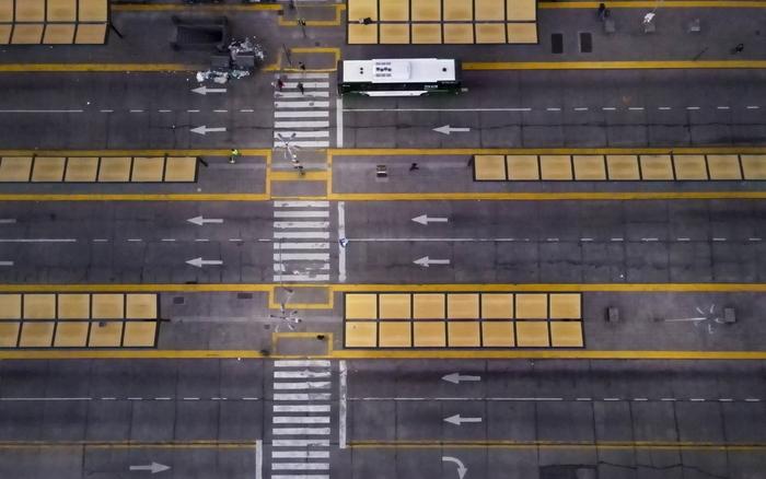 5月9日，阿根廷首都布宜诺斯艾利斯一处街道空旷无人 图自美联社