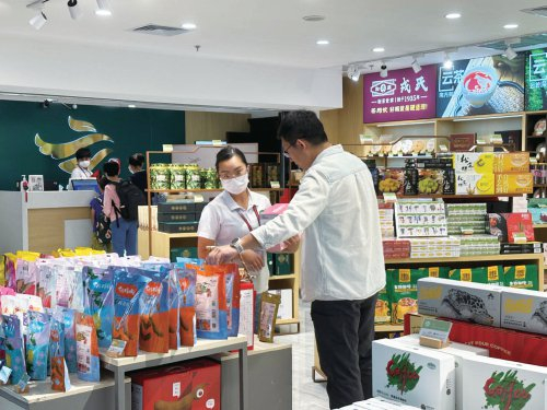 　　在昆明长水国际机场的“10大名品”展销中心，消费者正在采购云南特产。　农民日报·中国农网记者　郭诗瑀　摄