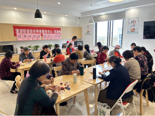 花开伴您老,爱在心中留 苏州漕湖街道综合养老服务中心开展母亲节手工