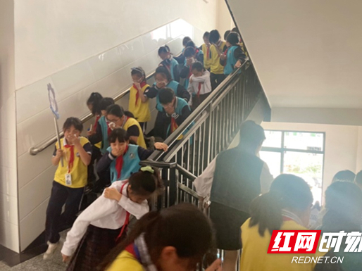 张家界金海实验学校开展宿舍消防疏散演练活动