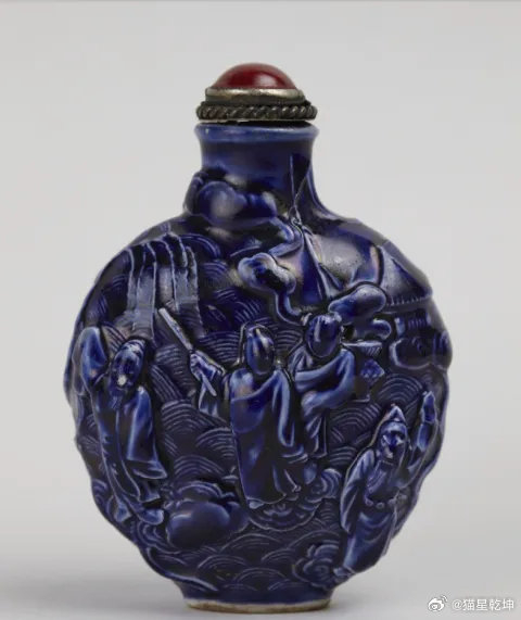 蓝釉八仙过海鼻烟壶(正面) 普林斯顿大学博物馆藏
