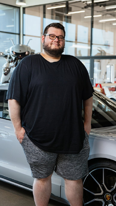 守望先锋游戏总监 aaron keller 和游戏主播,在洛杉矶保时捷汽车中心