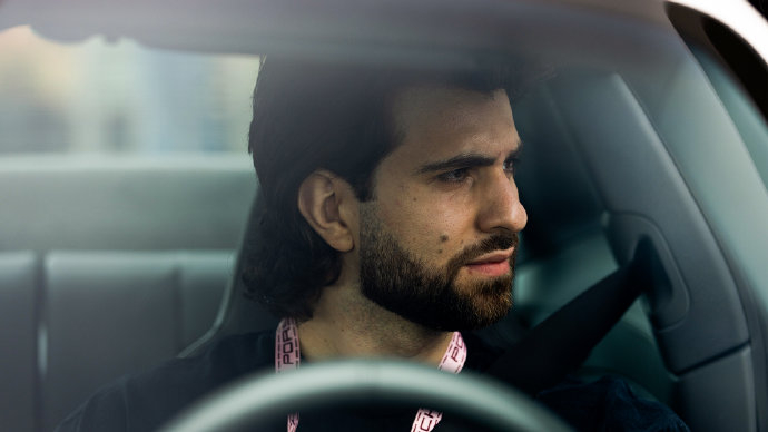 守望先锋游戏总监 aaron keller 和游戏主播,在洛杉矶保时捷汽车中心