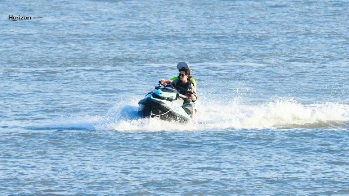 有没有号码牌拿?可以排队上快艇的那种