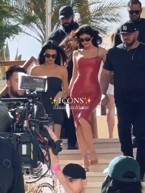 kendall15kylie | 《女明星驾到 》95 人群中就看见这俩人了