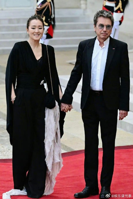 巩俐与丈夫让·米歇尔·雅尔出席法国国宴气场很强!