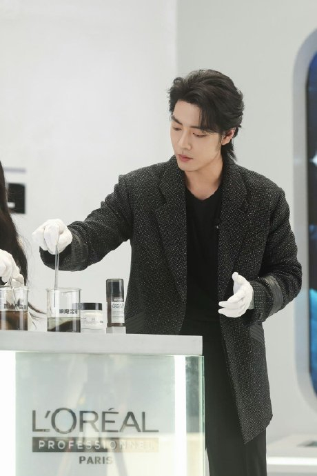 大明星肖战和他的各色各式西装战袍