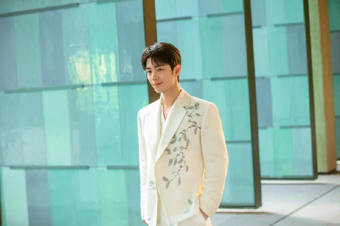 大明星肖战和他的各色各式西装战袍