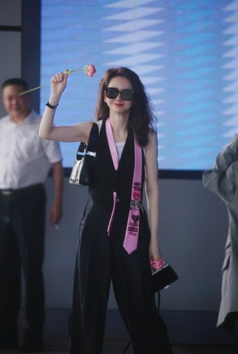 www此行山高路远姐手拿玫瑰一支,好爱戚薇的同时好像也被她爱了