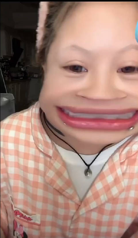 顾茜茜直言自己背后上纹"用力"是我纹的最sb的纹身,纹了以后特别羞耻