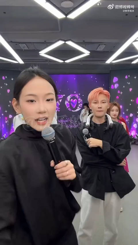 网友对女混叉说:还是王恩泽带团队直播好看