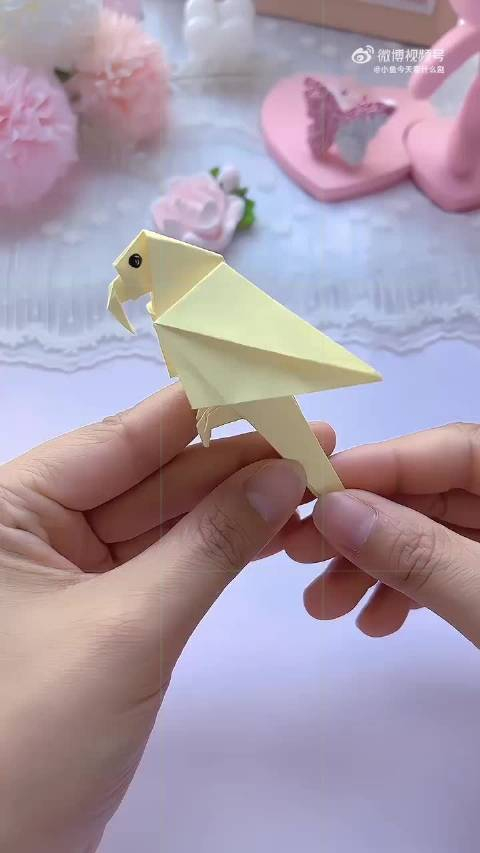 一张纸就可以 折一只立在手上的鹦鹉00 cr_手机新浪网