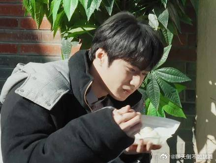 刘耀文吃饭也太香了吧,众所周知小刘还在长身体!
