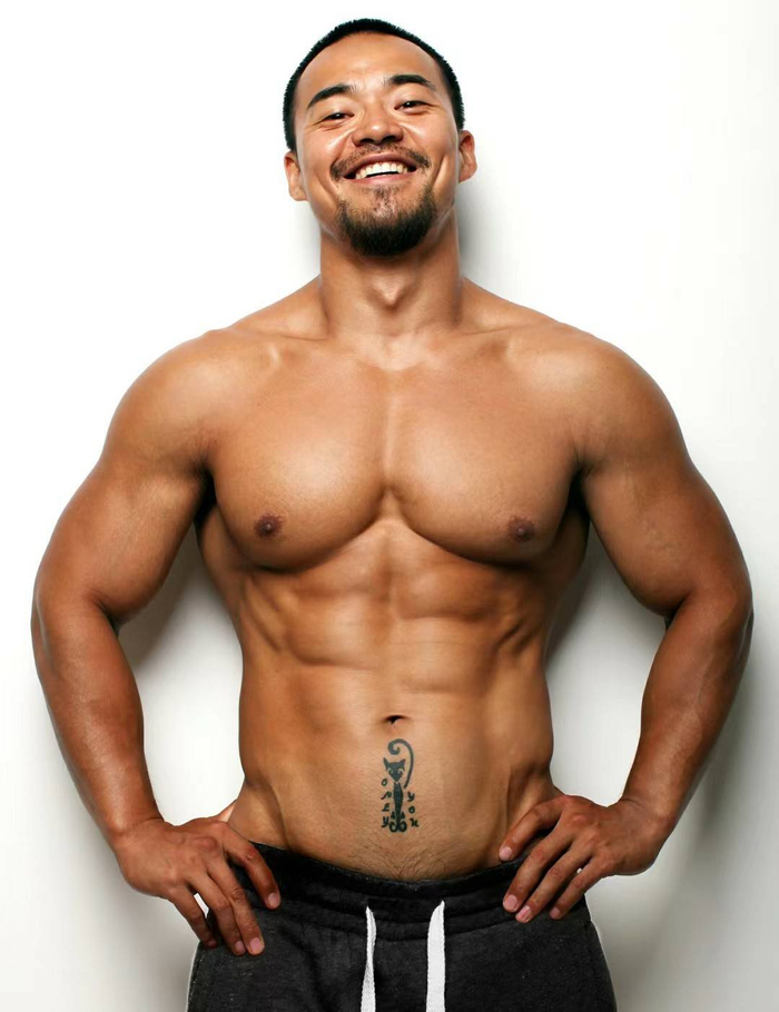 《陌生家庭》拍摄进行时,王巍成龙二次搭档,不用拳头用真心