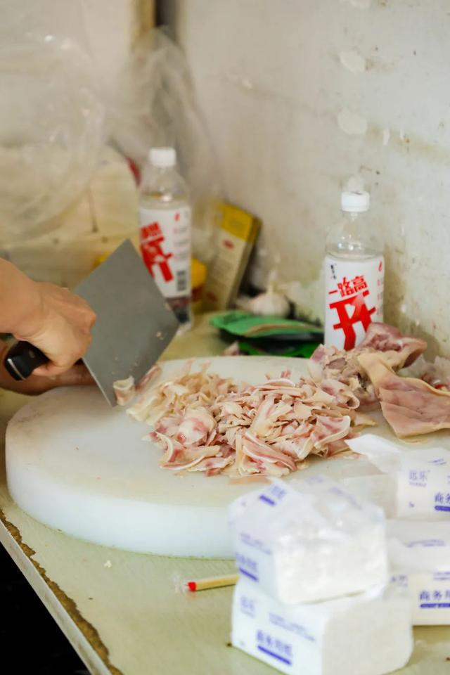 作为招牌的三星鸡片当然是必点,据说其来源于广汉的三星镇,因而得名.