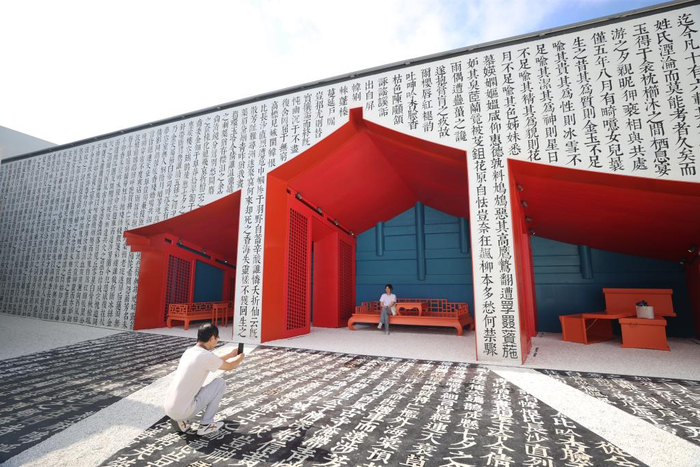 游客在廊坊“只有红楼梦·戏剧幻城”戏剧主题公园参观。新华社发（贾珺 摄）