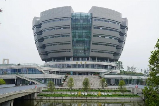 "水晶莲花"图书馆是内江师范学院的标志性建筑.
