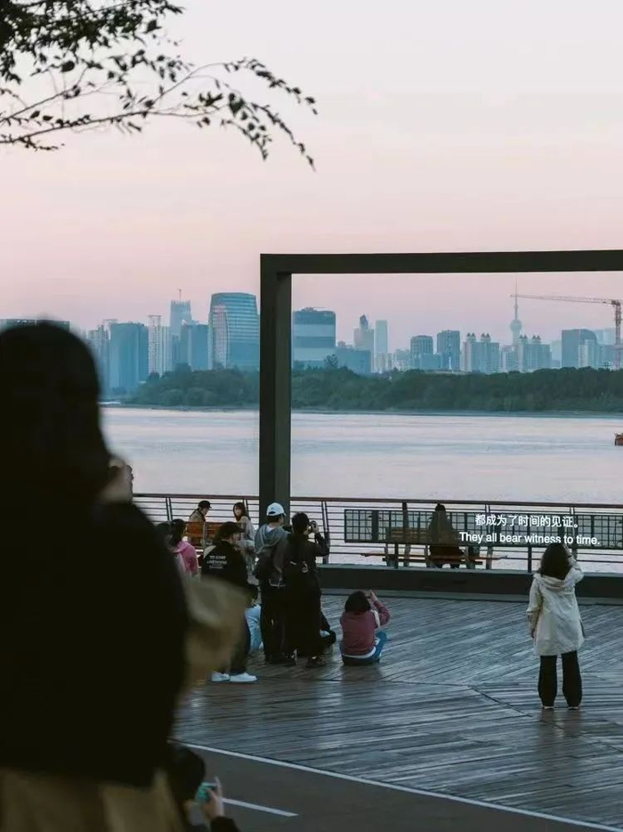 他用11年,给上海写400多首情书,让每条街都变得诗意,浪漫|罗威|上海市