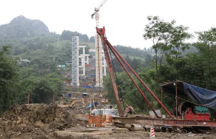5月9日,在融安县桥板乡拍摄的桂林至钦州港公路永福三皇至柳州段(永
