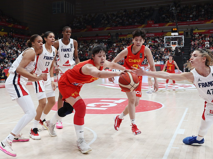 中国女篮惨败法国队32分。