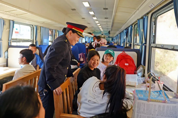 ▲孩子们在“慢火车”上学习。图据中国铁路