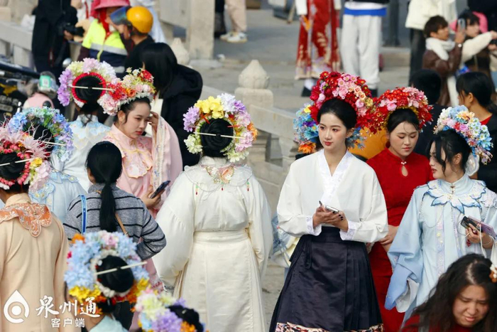 为什么簪花能火遍全国?现在到处流行簪花拍照|泉州市_新浪新闻