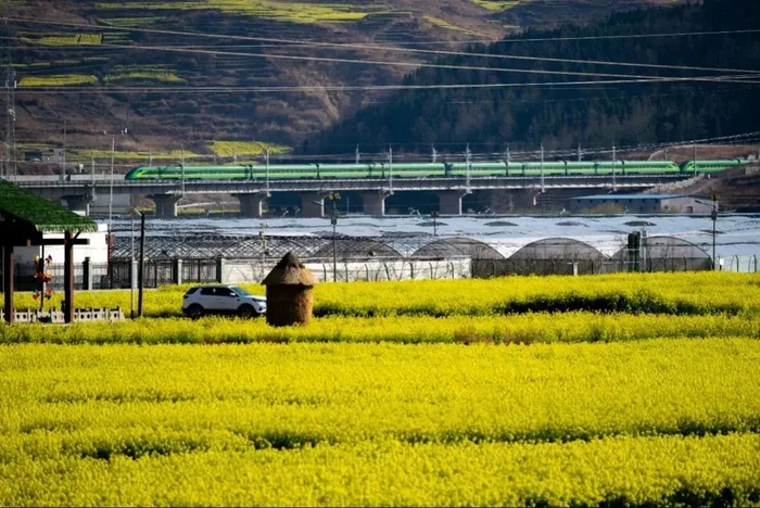 ▲新成昆铁路沿线风光。图据人民铁道