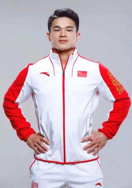 原名石磊,1993年10月出生于广西壮族自治区桂林市,中国男子举重运动员